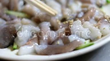 合上筷子钳章鱼触手.. 著名的韩国美食
